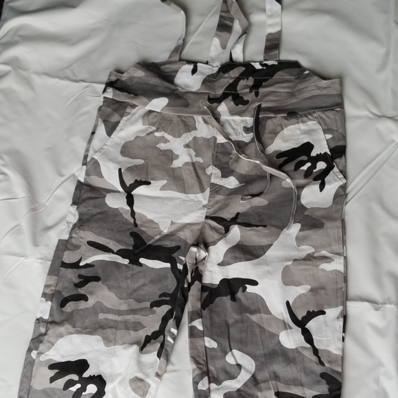 FINAL PRICE DROP** sz M Black camo bib overalls - Picture 5 of 7